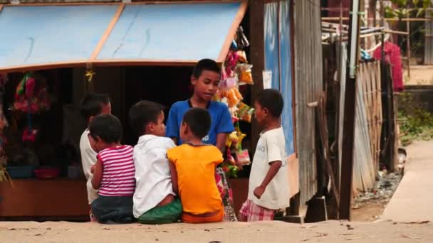 27 únor 2016 Yangon, Myanmar - barmské šťastných dětí - málo videa sekvence 2 — Stock video