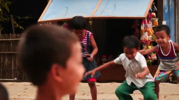 Februari 27 2016 Yangon område, Myanmar. Lucky lekfulla burmesiska gruppen av barn. Några videor sekvens — Stockvideo