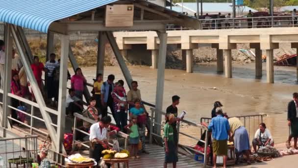 Februari 27 2016 gebied-Yangon, Myanmar. Uitzicht vanaf de Ferry aanleggen naar de pier en boot steiger paar video's reeks — Stockvideo