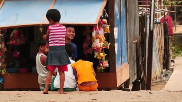 27 febbraio 2016 Area di Yangon, Myanmar. Fortunato giocoso gruppo birmano di bambini 2. Pochi video sequenza — Video Stock