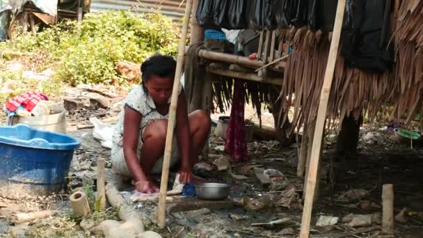 27 февраля 2016 Янгонский район, Мьянма. Бедные люди в Бирманской деревне. Несколько видео последовательности — стоковое видео