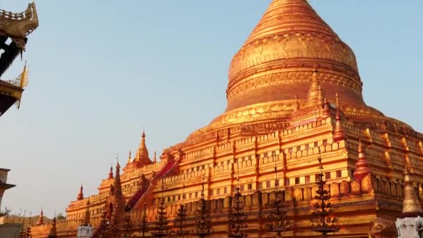 2 марта 2016 Мьянма, Баган. Shwezigon Pagoda - дневная камера замедленного движения вверх и вниз - 2 видео последовательности — стоковое видео