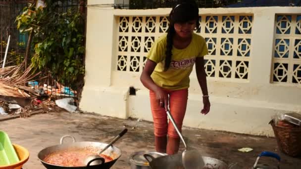 Februari 28 2016 Yangon, Myanmar - straat voedsel gekookt buitenshuis op brand in Myanmar - jonge vrouw koken - 2 video's reeks — Stockvideo
