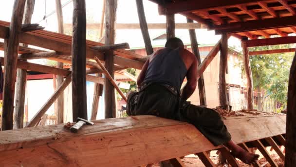 March 5 2016 Myanmar, Nyaungshwe.  Burmese workers creating a boat  by traditional old methods - 2 videos sequence — Stock Video