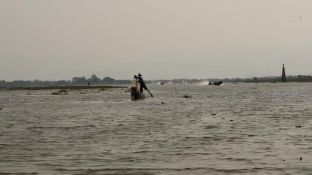 Março 4 2016 Nyaungshwe, Myanmar - grupo de pescadores em barcos close-up do lago Inle - poucos vídeos sequência — Vídeo de Stock