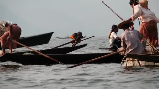 4 березня 2016 Nyaungshwe, М'янмі - Група рибалок на човни крупним планом озері Інле озера - кілька відео послідовність — стокове відео
