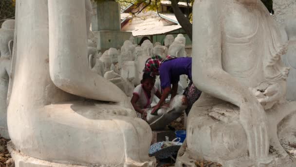 9. märz 2016 mandalay, myanmar. Frauen polieren und waschen Marmor Buddha-Statue im Mandalay Tampawaddy Viertel - 2 Videosequenzen — Stockvideo