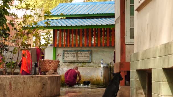 9 de marzo de 2016 Myanmar, Mandalay. la vida cotidiana de los monjes y los procedimientos de lavado en el monasterio - 2 videos secuencia — Vídeos de Stock