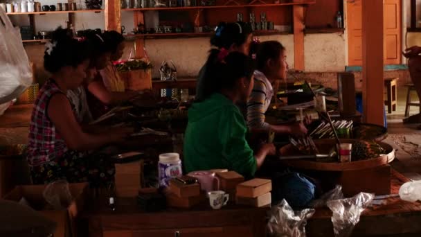 4 mars 2016 Nyaungshwe, Myanmar. Les femmes travaillent à la main dans l'usine de tabac- 2 vidéos séquence — Video