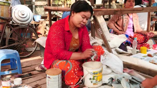 9 marzo 2016 Mandalay, Myanmar. Mujer de mediana edad puliendo un pedazo de jade en Mandalay bazar de jade - pocos videos secuencia — Vídeos de Stock