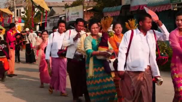 2016 年 3 月 4 日 Nyaungshwe、ミャンマー。宗教的な行列 - いくつかのビデオ シーケンスの人々 のグループ — ストック動画