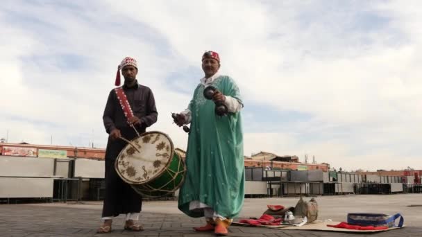 December 15 2015 Marrakech, Marocko. Entertenment i Jemaa el Fnaa huvudsakliga squre 3 videor sekvens - ormtjusare, musiker och vatten. — Stockvideo