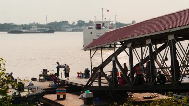 Februari 28 2016 Myanmar, Yangon. Port liv och Ferryage i denna stad till andra sidan av floden — Stockvideo