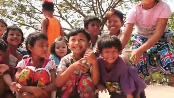 29 février 2016 Yangon area, Myanmar - Le groupe d'enfants qui rient pose  - — Video