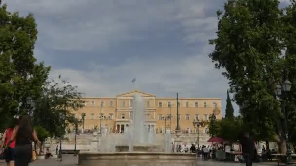 30 de maio de 2016 Atenas, Grécia. Praça Syntagma em Atenas com o tempo de exibição do parlamento expirar — Vídeo de Stock