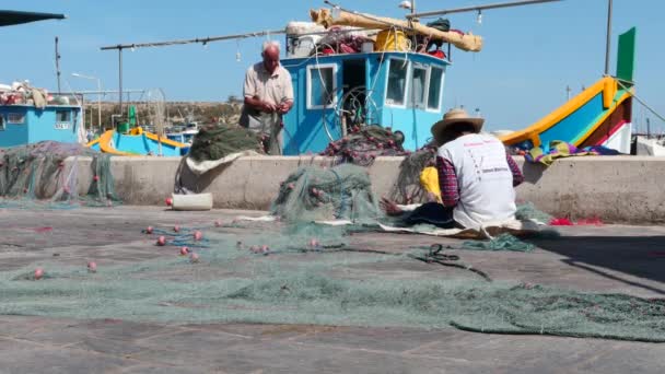 4 giugno 2016 Malta, Marsaxlock. I marinai preparano reti per la pesca — Video Stock