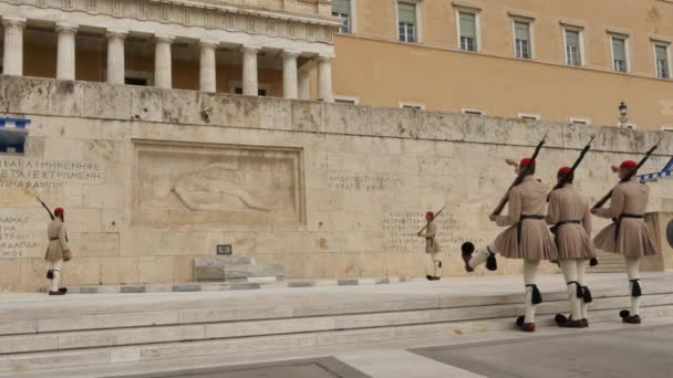 Mei 30 2016 Griekenland, Athene. Symbolische Guard op het graf van de onbekende soldaat in Athene 2 wijzigen — Stockvideo