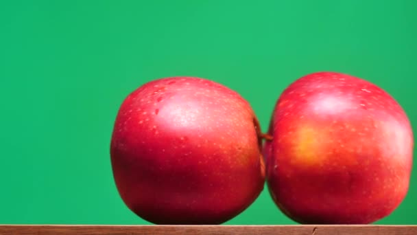 Oanständigt äpplen rörelse på tabell chroma key dolly skott — Stockvideo