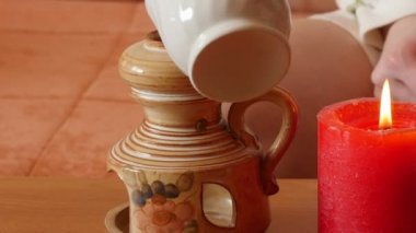 Aromaterapi - kadın pour kavanoz ve onları ısı-kadar yakın ethereal yağlar