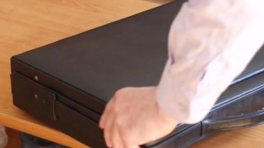 Adam geri sayım sayacı ile dava açılması ile ev yapımı bomba bağlı