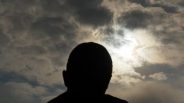 Adam baş siluet hızlı hareketli bulutlar zaman atlamalı ile