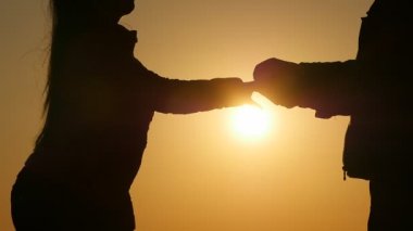 Adam kadına bir şeyler verir ve ondan sonra onu öptü