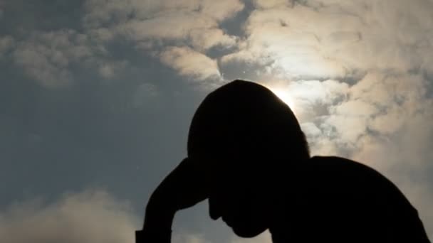 Hombre silueta cabeza con nubes de movimiento rápido lapso de tiempo — Vídeo de stock