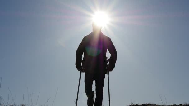 Silhouette dell'uomo disabile sulla collina che lancia le stampelle al rallentatore 1 — Video Stock