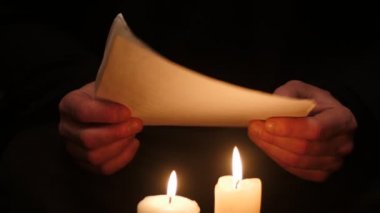 İzole el tutmak ve mektup yazma