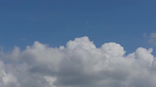 Formation et mouvement des nuages dans un ciel bleu Time lapse 