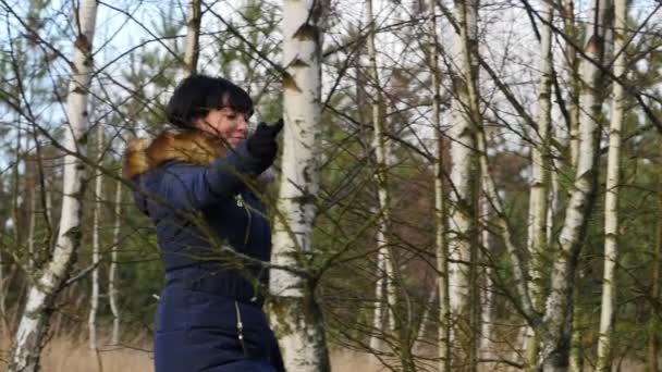 Donna in vestiti caldi si muove e posa nella foresta rallentatore — Video Stock