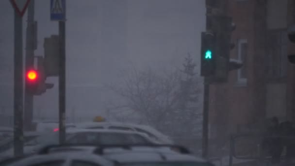 Vida urbana. Nieve de invierno ventisca en el cruce . — Vídeos de Stock