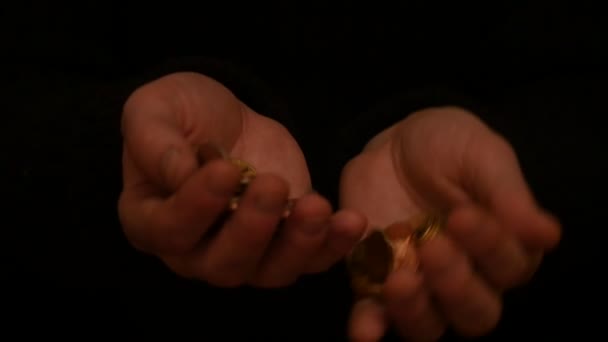 Człowiek wlać monety euro z ręki do ręki, pieniądze Czeczenia bliska — Wideo stockowe