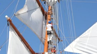 Modern Tekdüzen daha yüksek sailfish direği üzerinde tırmanma, denizci