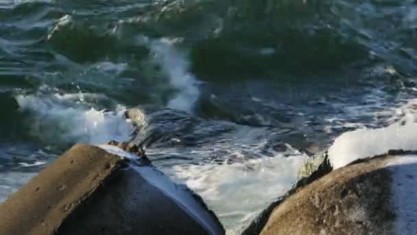 Ondas do mar esmagando as rochas e espumando — Vídeo de Stock
