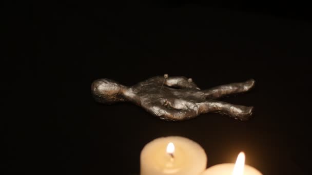 勒芒手工制作巫毒仪式 Poke 在假人 — 图库视频影像