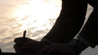 gökyüzü arka plan ile yazma el silüeti mans