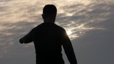 Top ağır çekim ile oynarken siluet mans