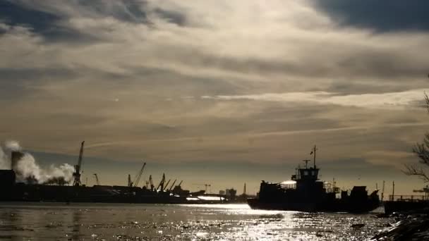 Silhueta de ferry lapso de tempo flutuante com fundo céu bonito — Vídeo de Stock