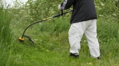 adam yakıt düzeltici 2 ile aşağı yamaç yeşil çim biçme