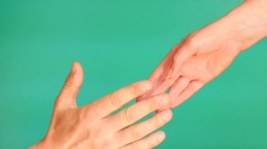 Kadın, erkeğin krom anahtarına yardım elini uzattı.