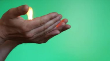 Yangın taşıyan ve yüzey chroma anahtar 2 koyarak eller