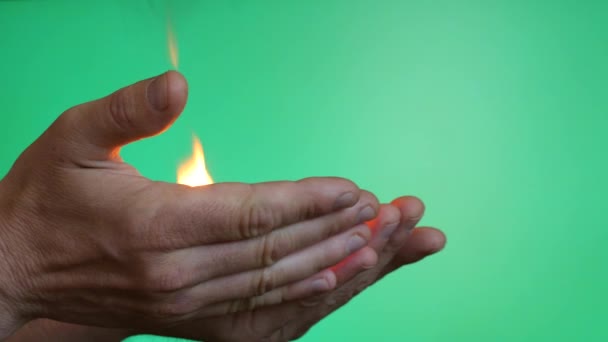 Mãos que carregam fogo e colocá-lo para a chave croma superfície 1 — Vídeo de Stock