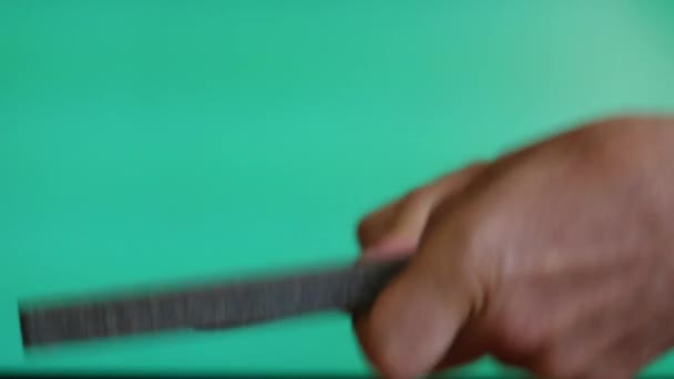 ナイフを研ぐ男手クローズ アップ クロマキー — ストック動画