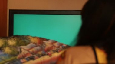 kadın fan ile kapak ve yeşil ekran tv set yavaş hareket keşfetmek
