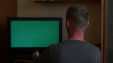 adam izlemek tv ve getting şaşırtıcı duygular arkadan görünüm chroma anahtar