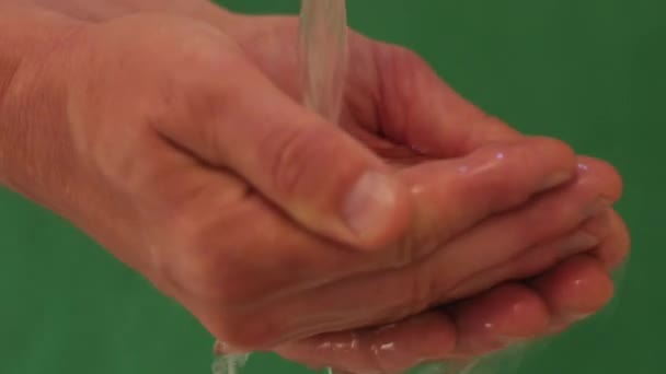 Strumień wody płynący do rąk z bliska kluczowanie — Wideo stockowe