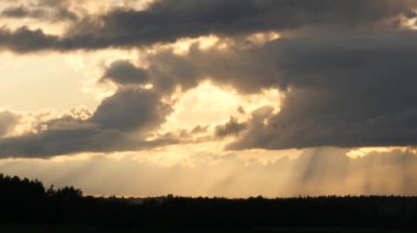 bulutlar ve yağmur ormanı silüeti görüntülemek uzaktan zaman atlamalı