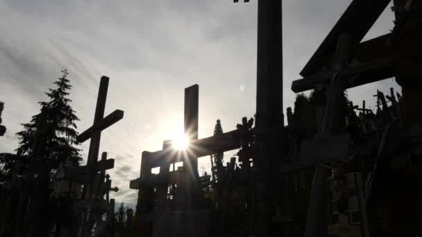 Muchas cruces siluetas en una colina con sol parpadeo lapso de tiempo — Vídeo de stock