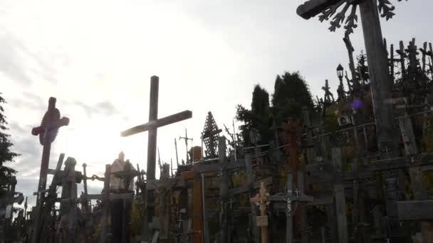 Nombreuses silhouettes de croix sur une colline avec mouvement de caméra le long — Video